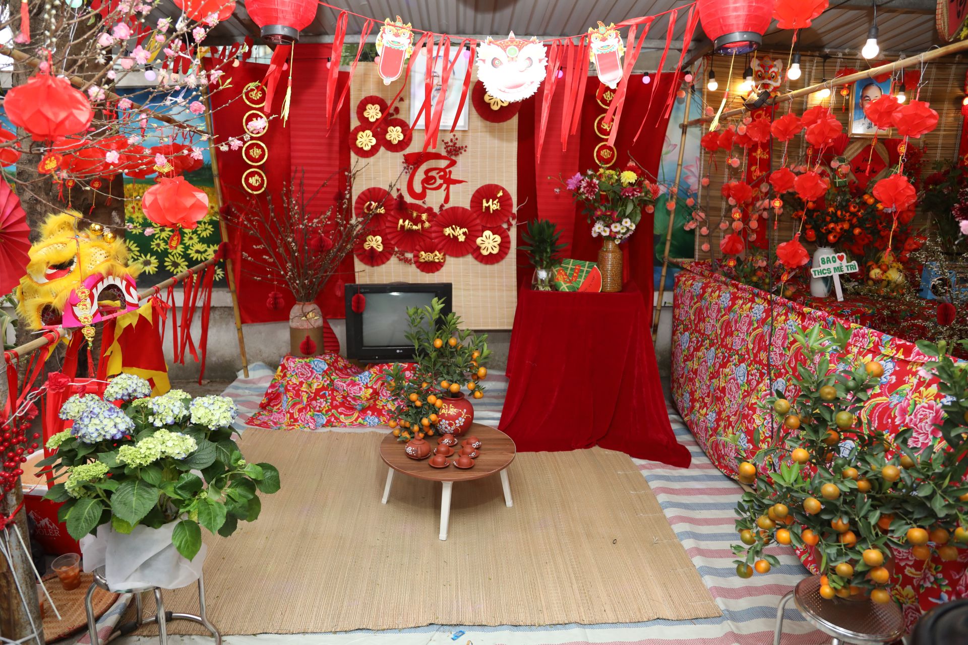 Kh&ocirc;ng gian Tết được c&aacute;c bạn học sinh trang tr&iacute;.