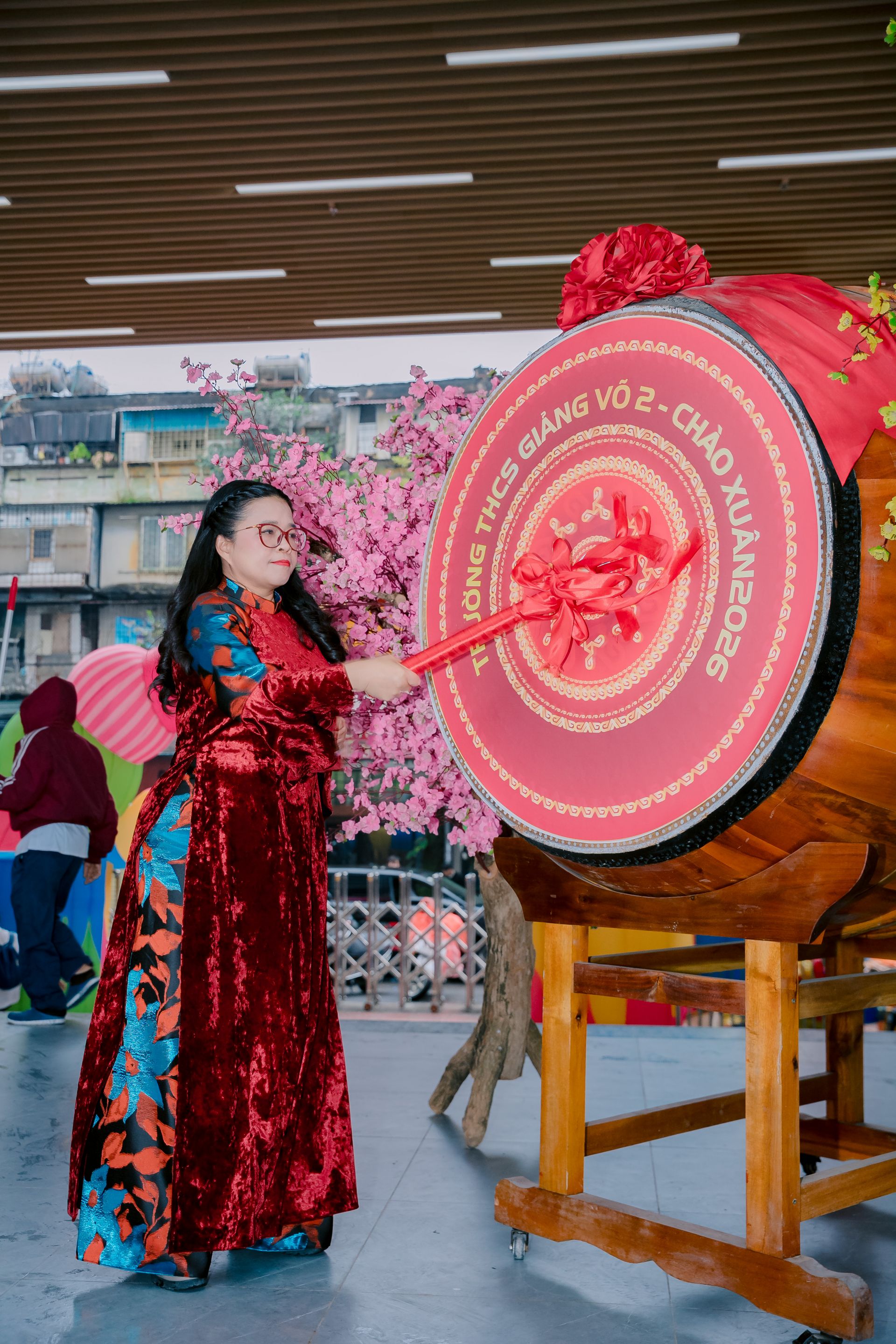 Nh&agrave; gi&aacute;o Phạm Thị Hương Giang - Hiệu trưởng trường THCS Giảng V&otilde; 2 thực hiện nghi thức đ&aacute;nh trống khai hội.