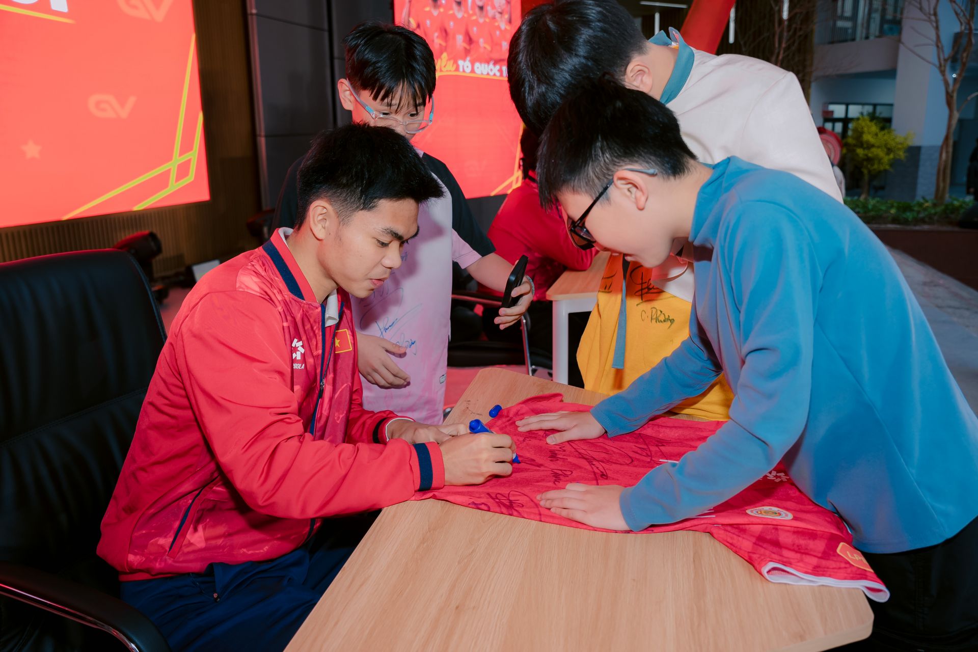 C&aacute;c bạn học sinh xin chữ k&yacute; của cầu thủ tại ng&agrave;y hội.