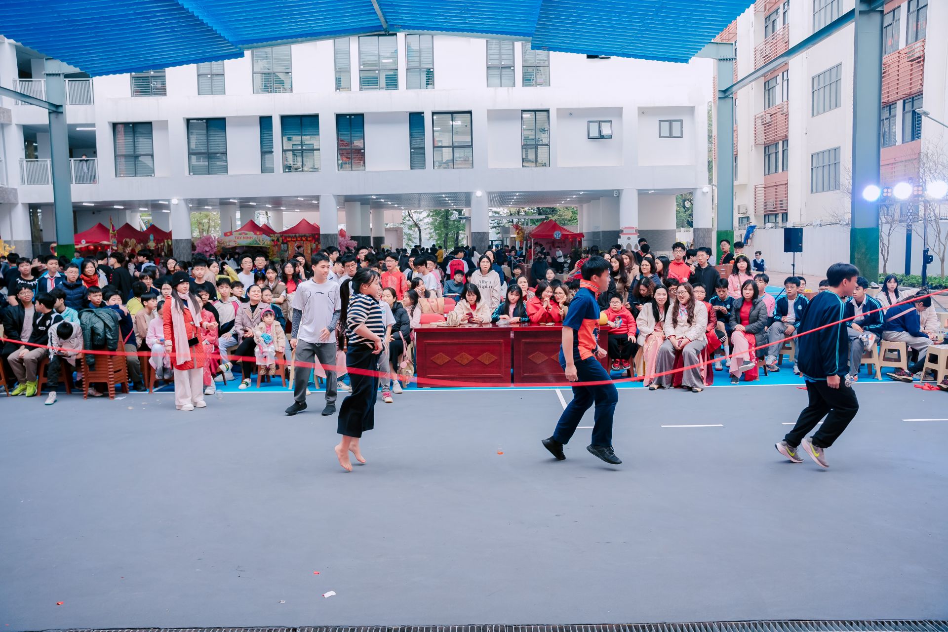 Học sinh trải nghiệm c&aacute;c tr&ograve; chơi d&acirc;n gian trong ng&agrave;y Tết.