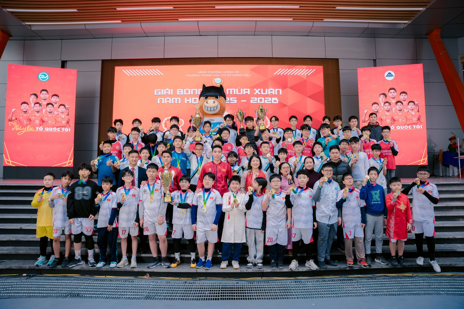 Trao c&uacute;p v&ocirc; địch cho c&aacute;c bạn học sinh tham gia giải b&oacute;ng đ&aacute; cấp trường.
