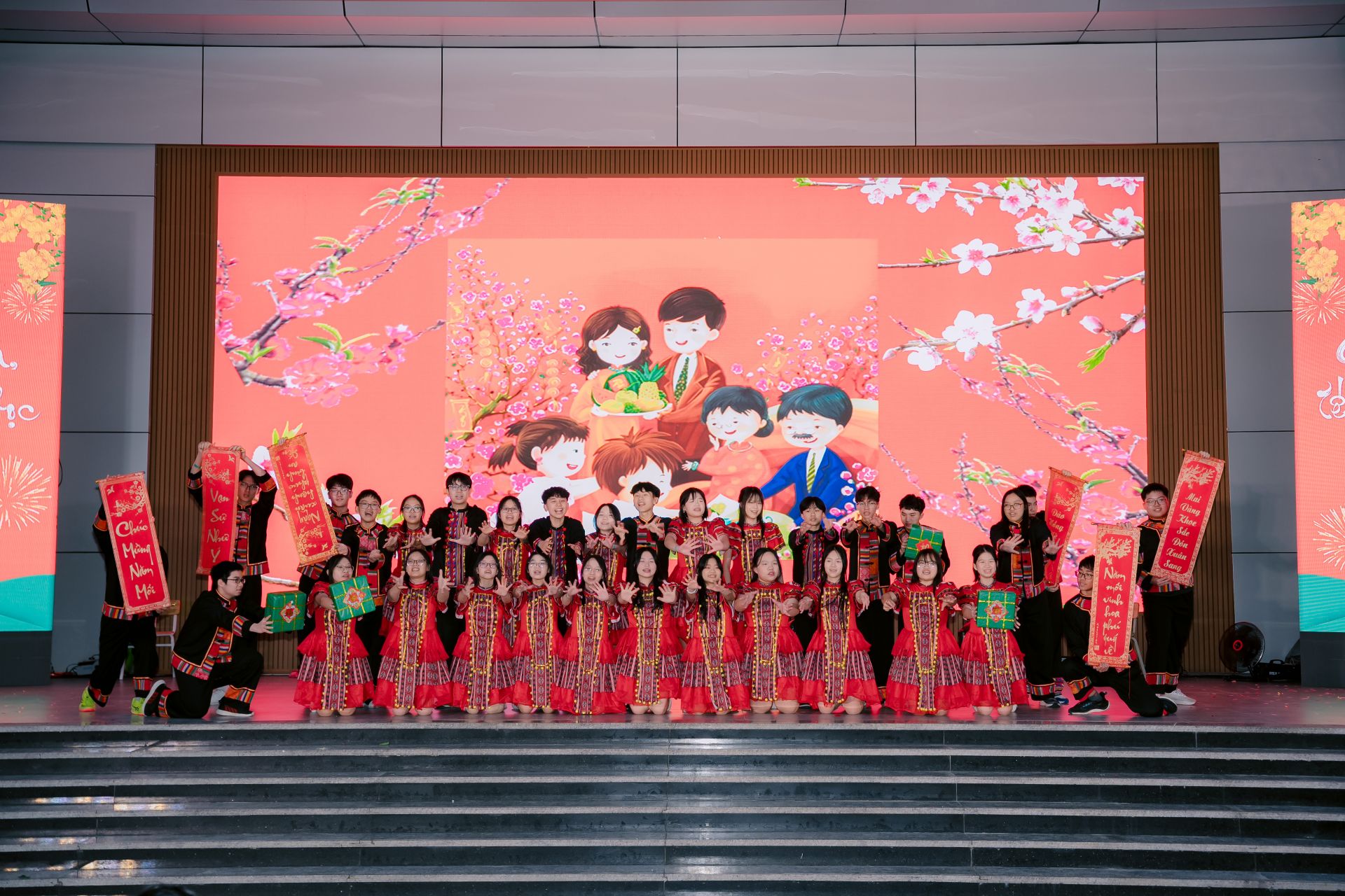 Những tiết mục văn nghệ đặc sắc của c&ocirc; v&agrave; tr&ograve; nh&agrave; trường.