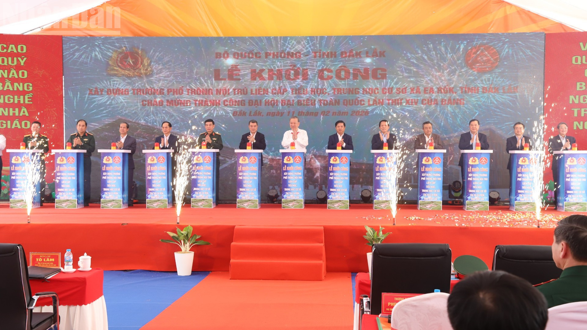 Tổng B&iacute; thư T&ocirc; L&acirc;m v&agrave; c&aacute;c đồng ch&iacute; l&atilde;nh đạo Đảng, Nh&agrave; nước ấn n&uacute;t khởi c&ocirc;ng c&ocirc;ng tr&igrave;nh.