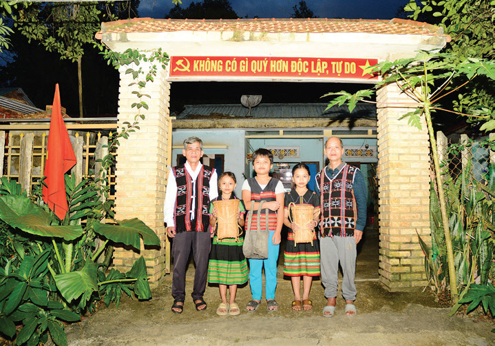 Cổng nh&agrave; &ocirc;ng Alăng Phương
với c&acirc;u khẩu hiệu &ldquo;Kh&ocirc;ng c&oacute; g&igrave;
qu&yacute; hơn độc lập, tự do&rdquo; được
g&igrave;n giữ nhiều năm qua.