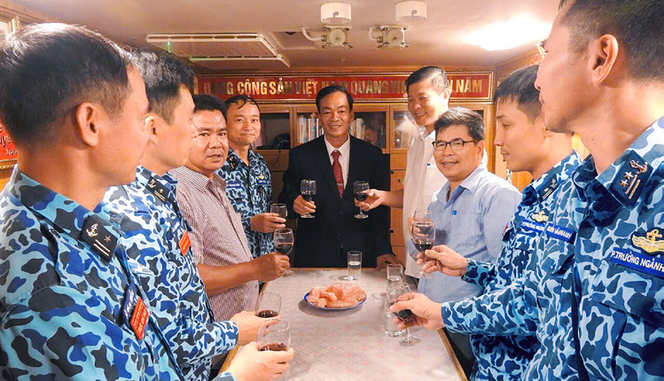 Kh&ocirc;ng kh&iacute; ấm &aacute;p khi đo&agrave;n c&ocirc;ng t&aacute;c thăm v&agrave; ch&uacute;c Tết
c&aacute;c thủy thủ đo&agrave;n t&agrave;u ngầm.