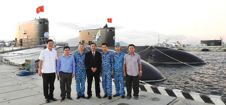 Ph&oacute;ng vi&ecirc;n b&aacute;o Đội chụp ảnh lưu niệm c&ugrave;ng c&aacute;c
chiến sĩ lữ đo&agrave;n t&agrave;u ngầm.