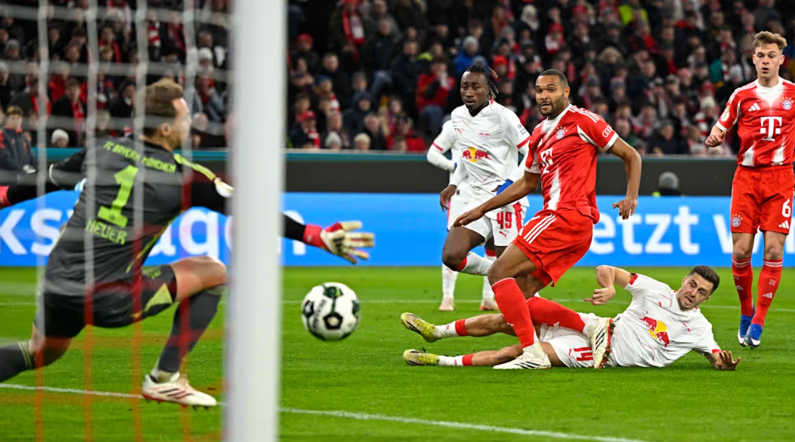 Christoph Baumgartner bị khước từ b&agrave;n do lỗi việt vị, trong trận Leipzig thua Bayern 0-2.