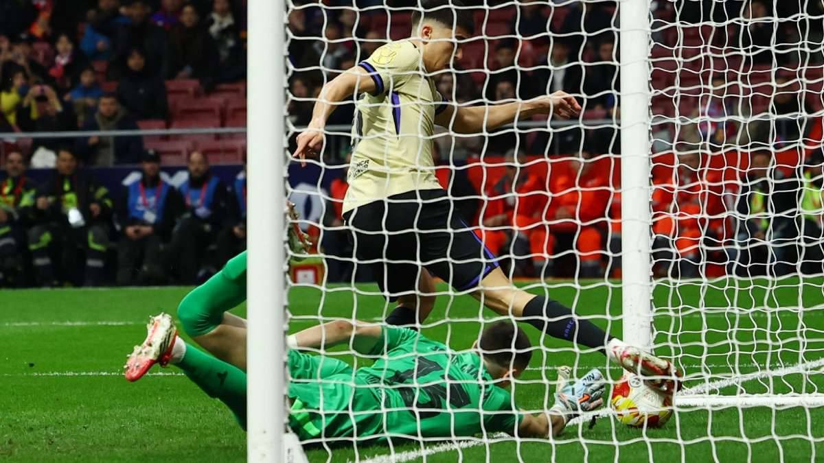 Thủ m&ocirc;n Barca mắc sai lầm dẫn đến b&agrave;n thua đầu ti&ecirc;n.