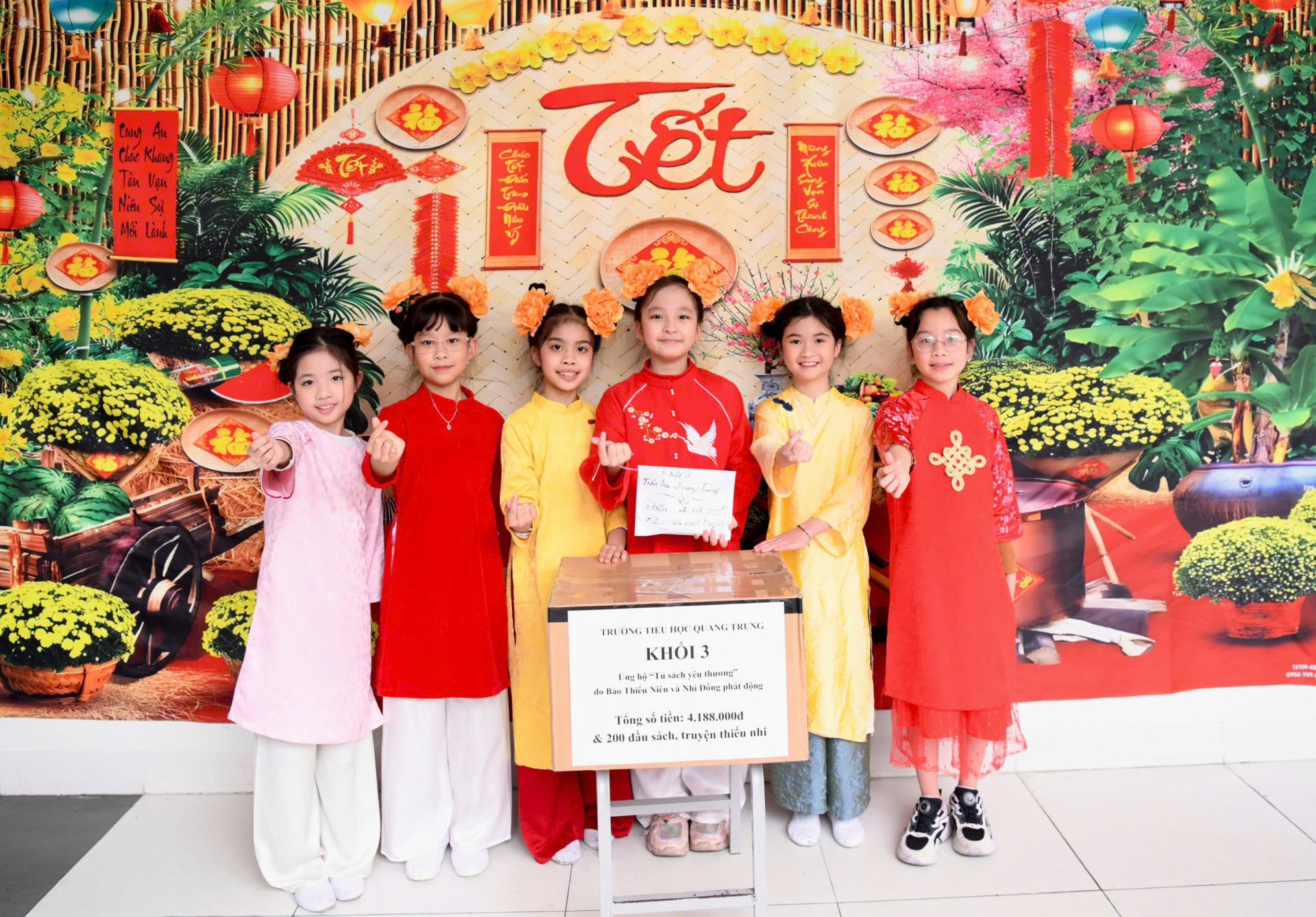 C&ocirc; v&agrave; tr&ograve; khối 3 chung tay đ&oacute;ng g&oacute;p v&agrave;o dự &aacute;n Thư viện 