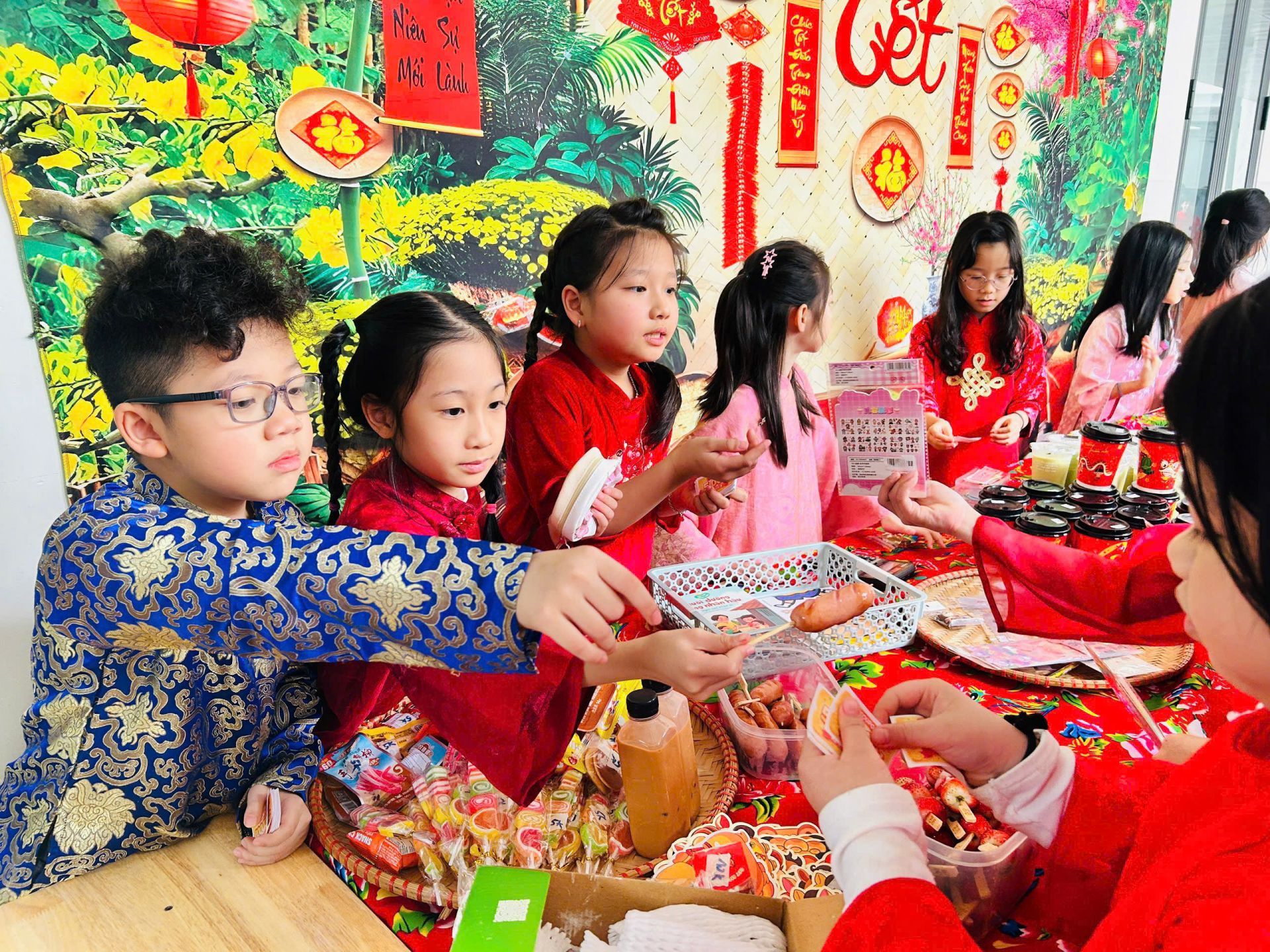 Giang h&agrave;ng Tết của c&aacute;c bạn học sinh khối 3, trường Tiểu học Quang Trung.