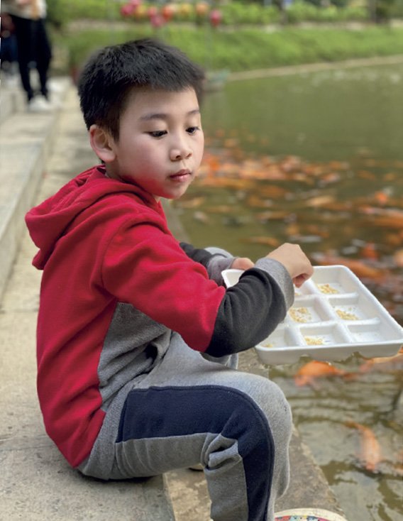 Hoạt động thả c&aacute; ch&eacute;p trong ng&agrave;y 23 th&aacute;ng Chạp lu&ocirc;n khiến Qu&acirc;n h&agrave;o hứng.