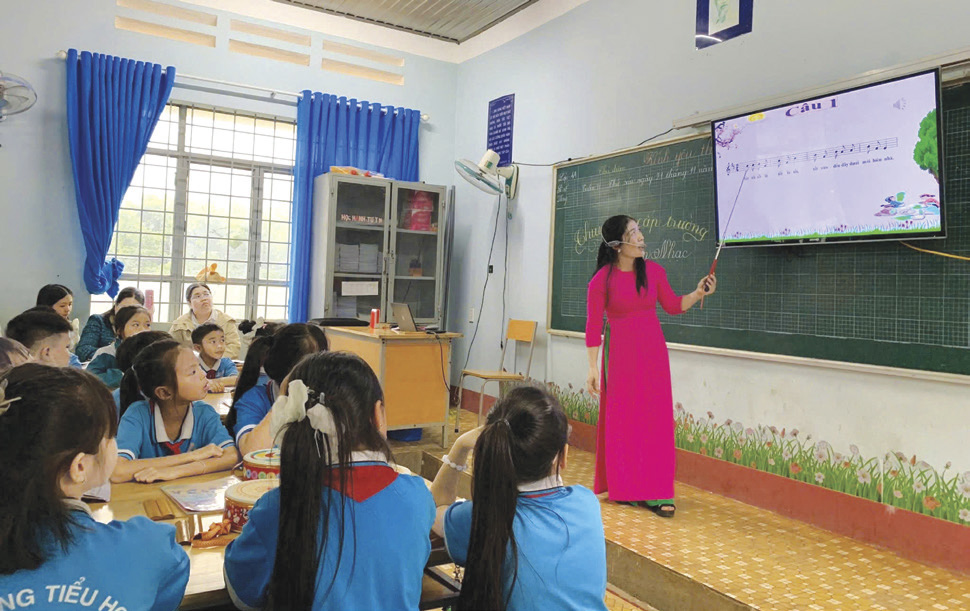 C&aacute;c thầy c&ocirc; t&iacute;ch cực ứng dụng c&ocirc;ng nghệ th&ocirc;ng tin v&agrave;o giảng dạy.