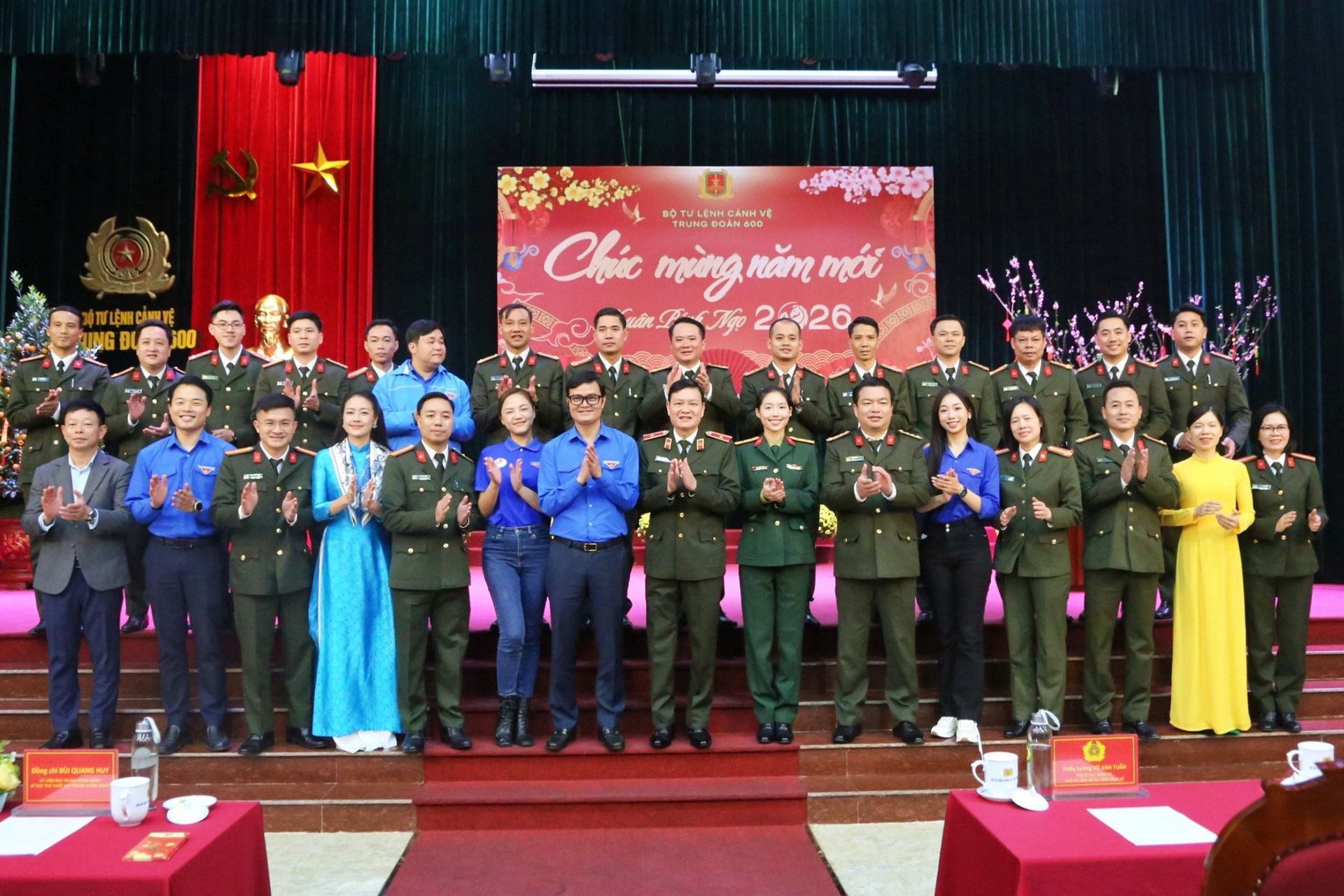 Đo&agrave;n c&ocirc;ng t&aacute;c chụp ảnh lưu niệm c&ugrave;ng c&aacute;c c&aacute;n bộ, chiến sĩ Trung đo&agrave;n 600.