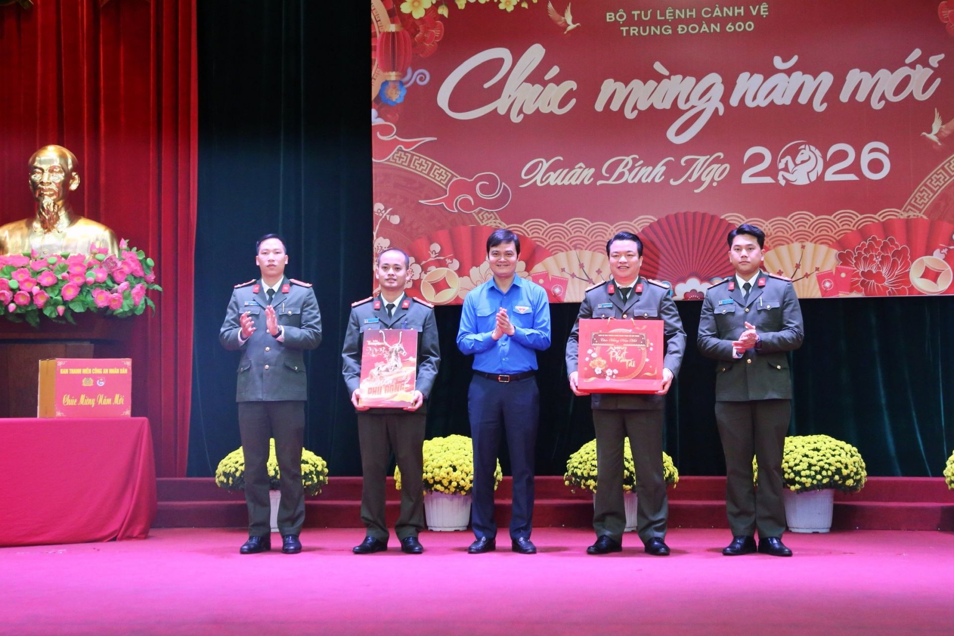 Anh B&ugrave;i Quang Huy, Ủy vi&ecirc;n T.Ư Đảng, B&iacute; thư thứ nhất T.Ư Đo&agrave;n, tặng qu&agrave; ch&uacute;c mừng c&aacute;n bộ, chiến sĩ Trung đo&agrave;n 600.