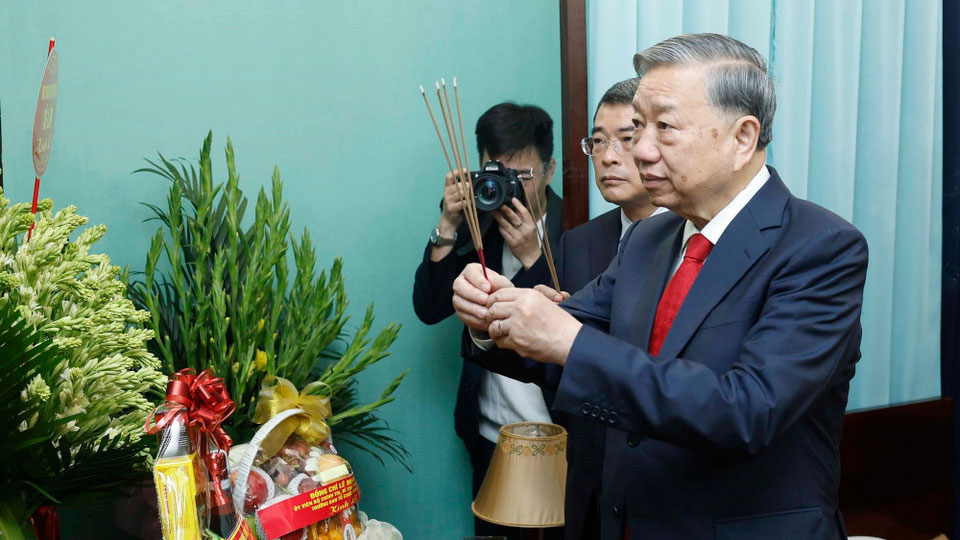 Tổng Bí thư Tô Lâm dâng hương tại Hoàng thành Thăng Long và tưởng niệm Bác Hồ tại Nhà 67