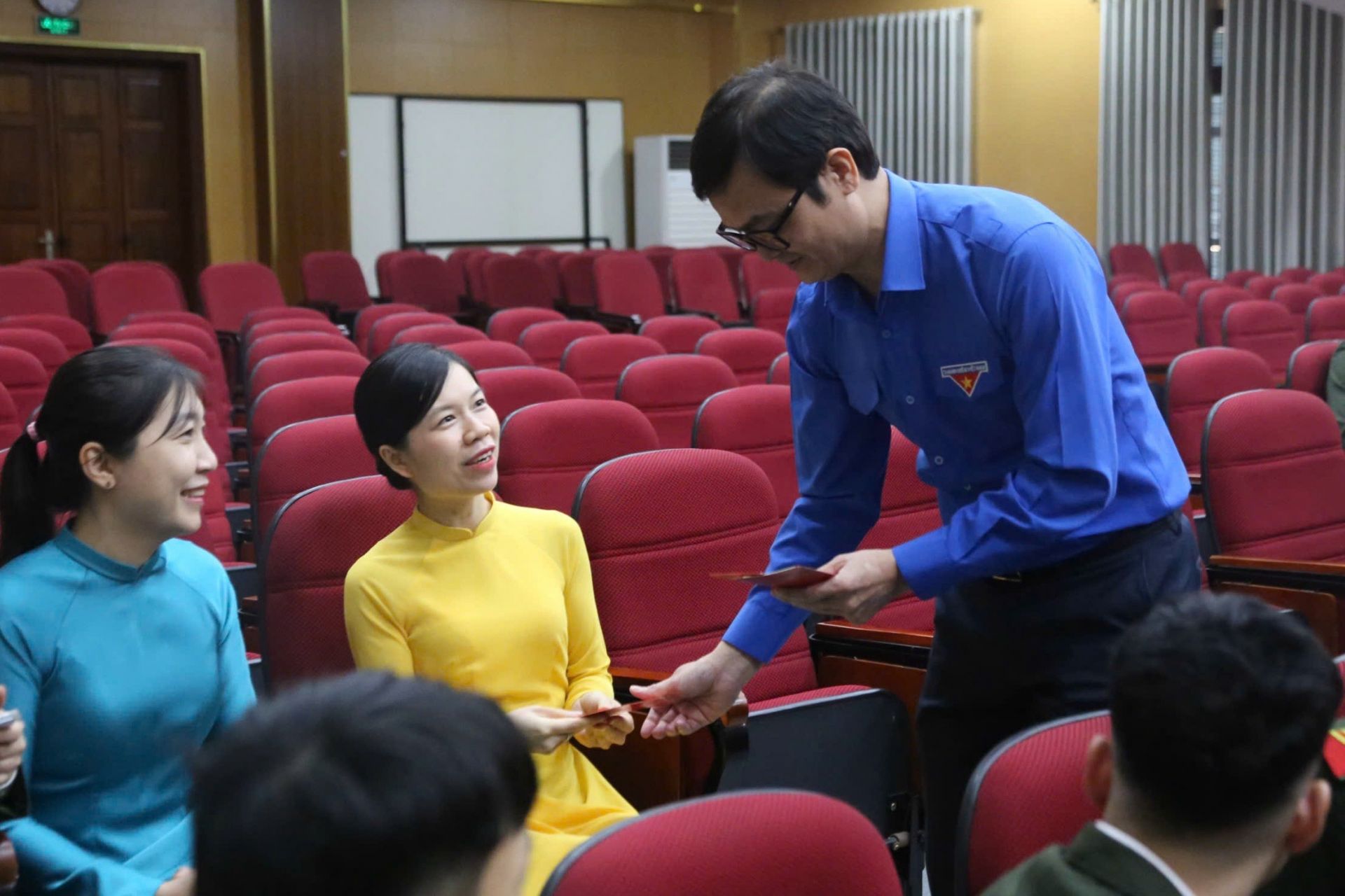 Đo&agrave;n c&ocirc;ng t&aacute;c T.Ư Đo&agrave;n l&igrave; x&igrave;, ch&uacute;c mừng năm mới c&aacute;c c&aacute;n bộ, chiến sĩ của Trung đo&agrave;n 600 v&agrave; Tiểu đo&agrave;n 79.