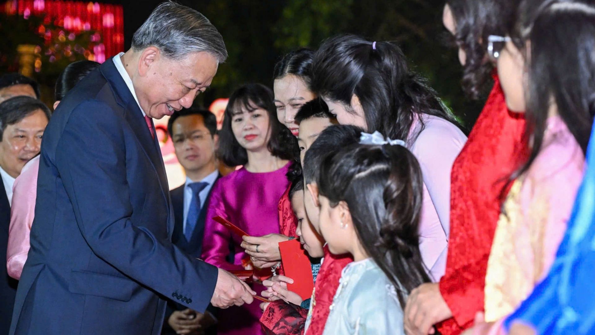 Tổng Bí thư Tô Lâm dâng hương tại Tượng đài Vua Lý Thái Tổ và chúc Tết nhân dân Thủ đô