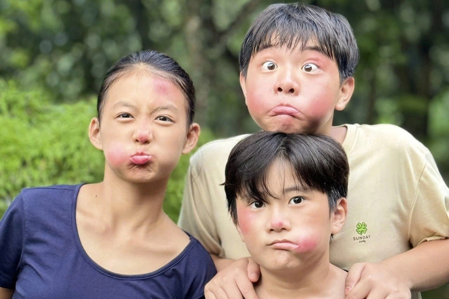 Ali Thục Phương (b&ecirc;n tr&aacute;i ảnh) v&agrave;o vai T&uacute;, thủ lĩnh tinh nghịch của đ&aacute;m trẻ con L&agrave;ng M&acirc;y, trong phim 