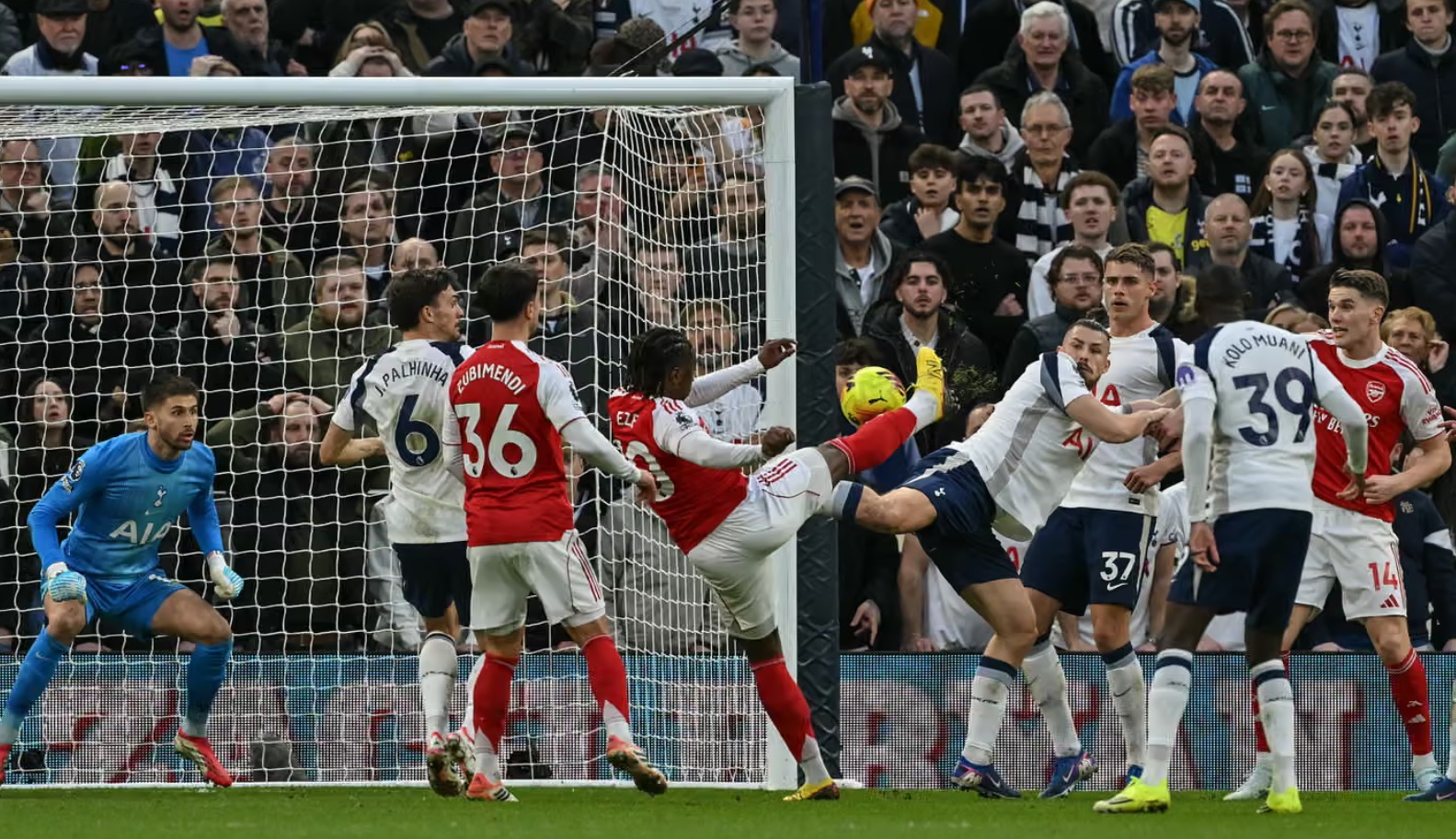 Eberechi Eze mở tỷ số trong trận Arsenal thắng Tottenham 4-1.