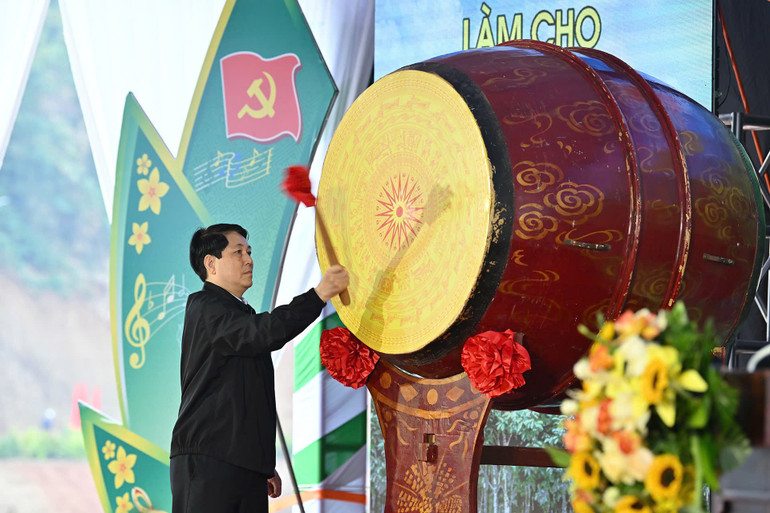 Chủ tịch nước đ&aacute;nh trống khai lễ ph&aacute;t động Tết trồng c&acirc;y.