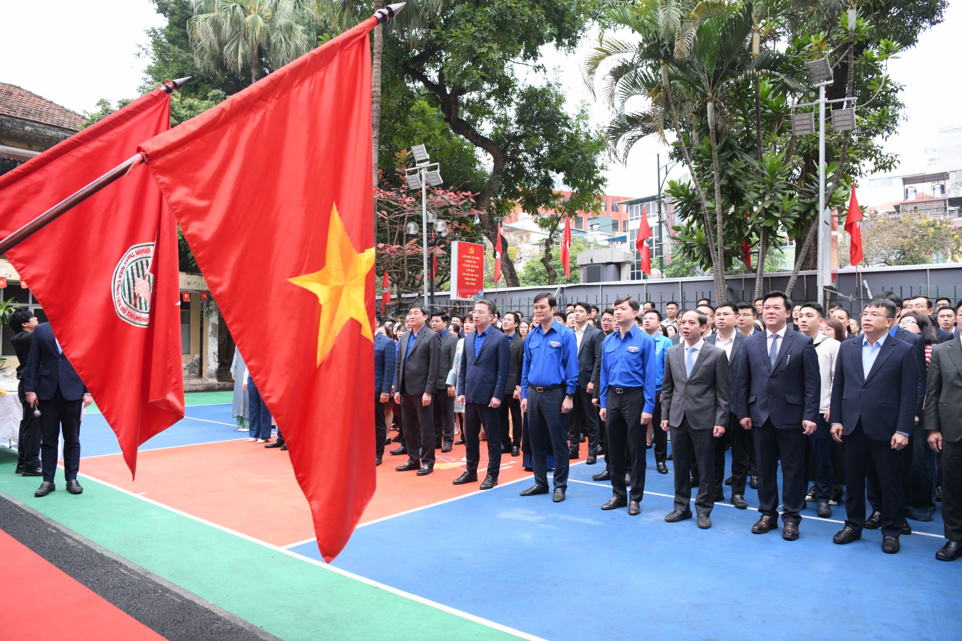 Cơ quan T.Ư Đo&agrave;n trang nghi&ecirc;m ch&agrave;o cờ đầu năm mới.