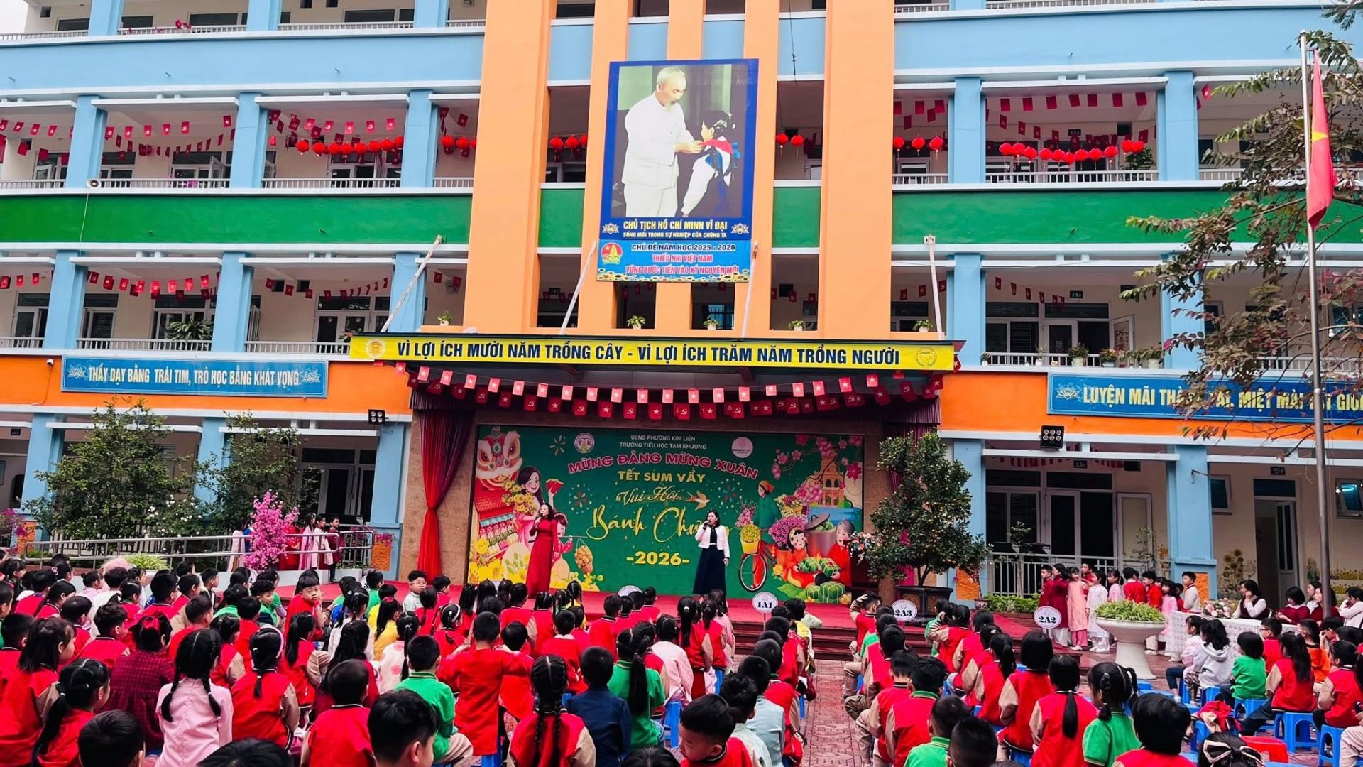 S&acirc;n trường ngập sắc Xu&acirc;n của trường Tiểu học Tam Khương.