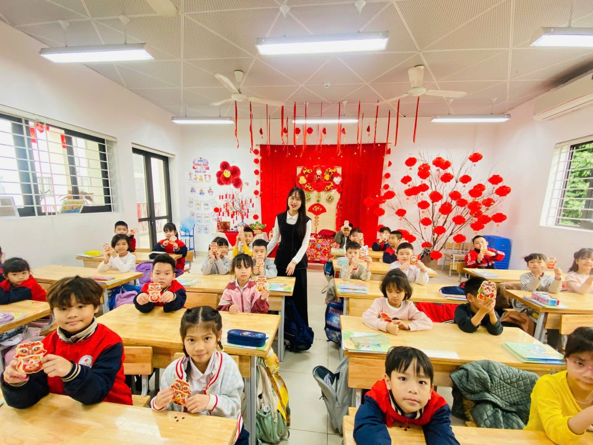 C&aacute;c bạn học sinh trường Tiểu học Trần Ph&uacute; nhận l&igrave; x&igrave; từ c&ocirc; gi&aacute;o khi đến trường.