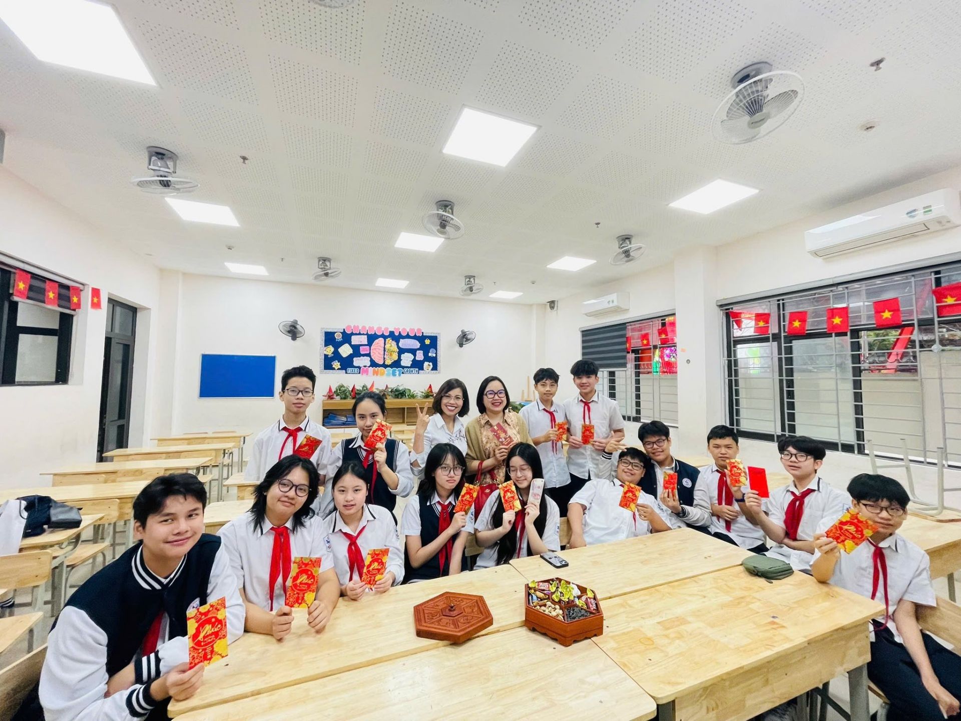 Niềm vui của c&ocirc; v&agrave; tr&ograve; trường THCS Giảng V&otilde;.