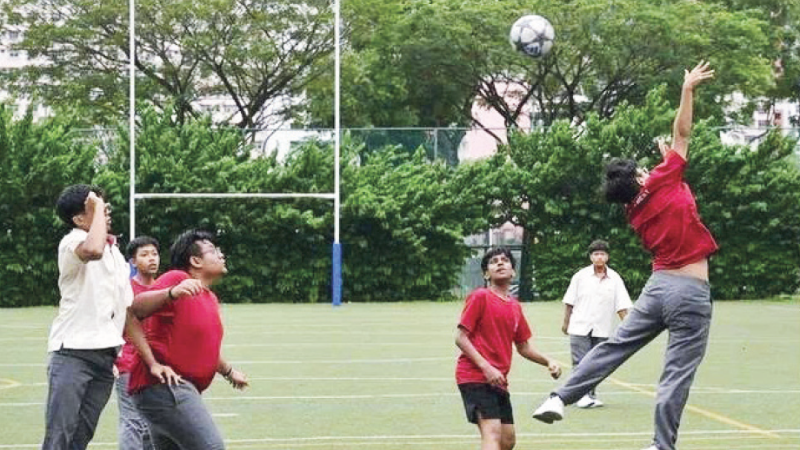 Nhiều trường học ở Singapore cấm sử dụng điện thoại để khuyến kh&iacute;ch học sinh tham gia hoạt động ngo&agrave;i trời. (Ảnh STRAITSTIMES)