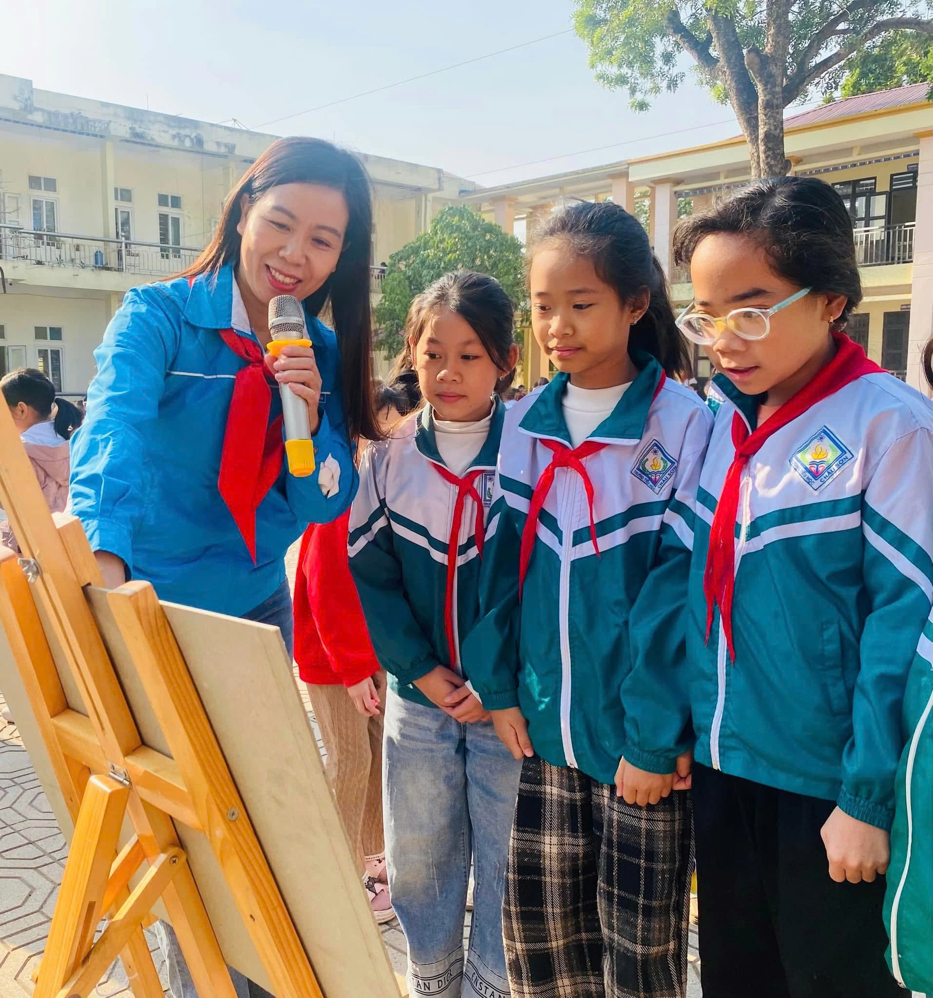 C&ocirc; Vũ Thị Lụa v&agrave; c&aacute;c bạn học sinh trường Tiểu học Ch&acirc;u Sơn.