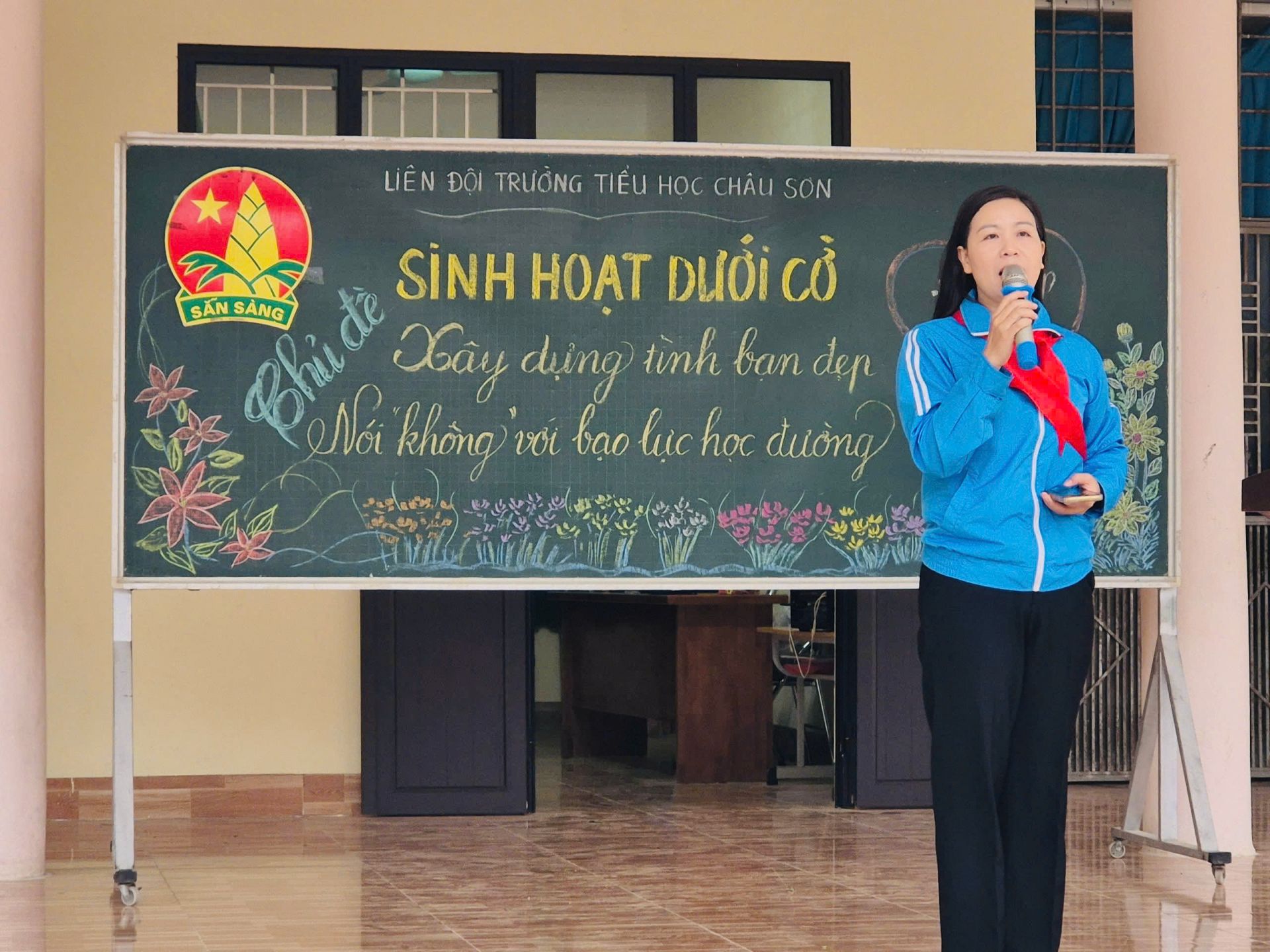 C&ocirc; Vũ Thị Lụa lu&ocirc;n s&aacute;ng tạo trong c&ocirc;ng t&aacute;c Đội v&agrave; phong tr&agrave;o thiếu nhi của Li&ecirc;n đội trường Tiểu học Ch&acirc;u Sơn.