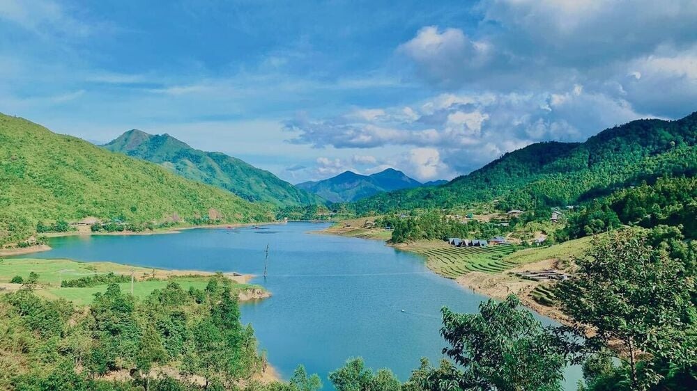 Cảnh quan xanh m&aacute;t, n&ecirc;n thơ của hồ S&eacute;o M&yacute; Tỷ.