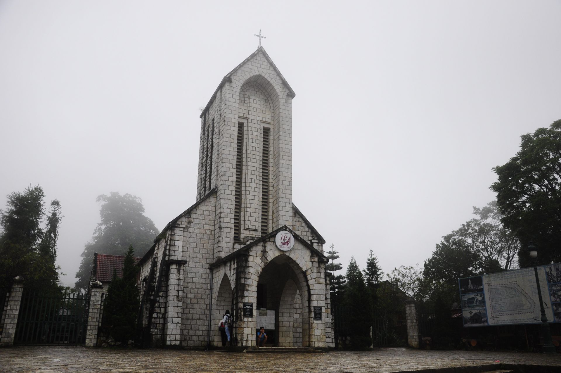 Nh&agrave; thờ đ&aacute; Sa Pa.