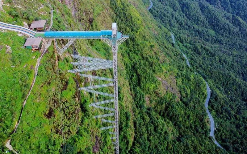 Thiết kế nh&ocirc; ra từ v&aacute;ch n&uacute;i ấn tượng của cầu k&iacute;nh Sa Pa.