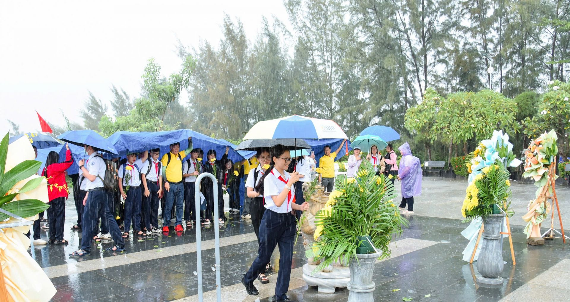 C&aacute;c bạn học sinh trường THCS V&otilde; Văn K&yacute; đặt hoa tại Khu tưởng niệm Chiến sĩ Gạc Ma.