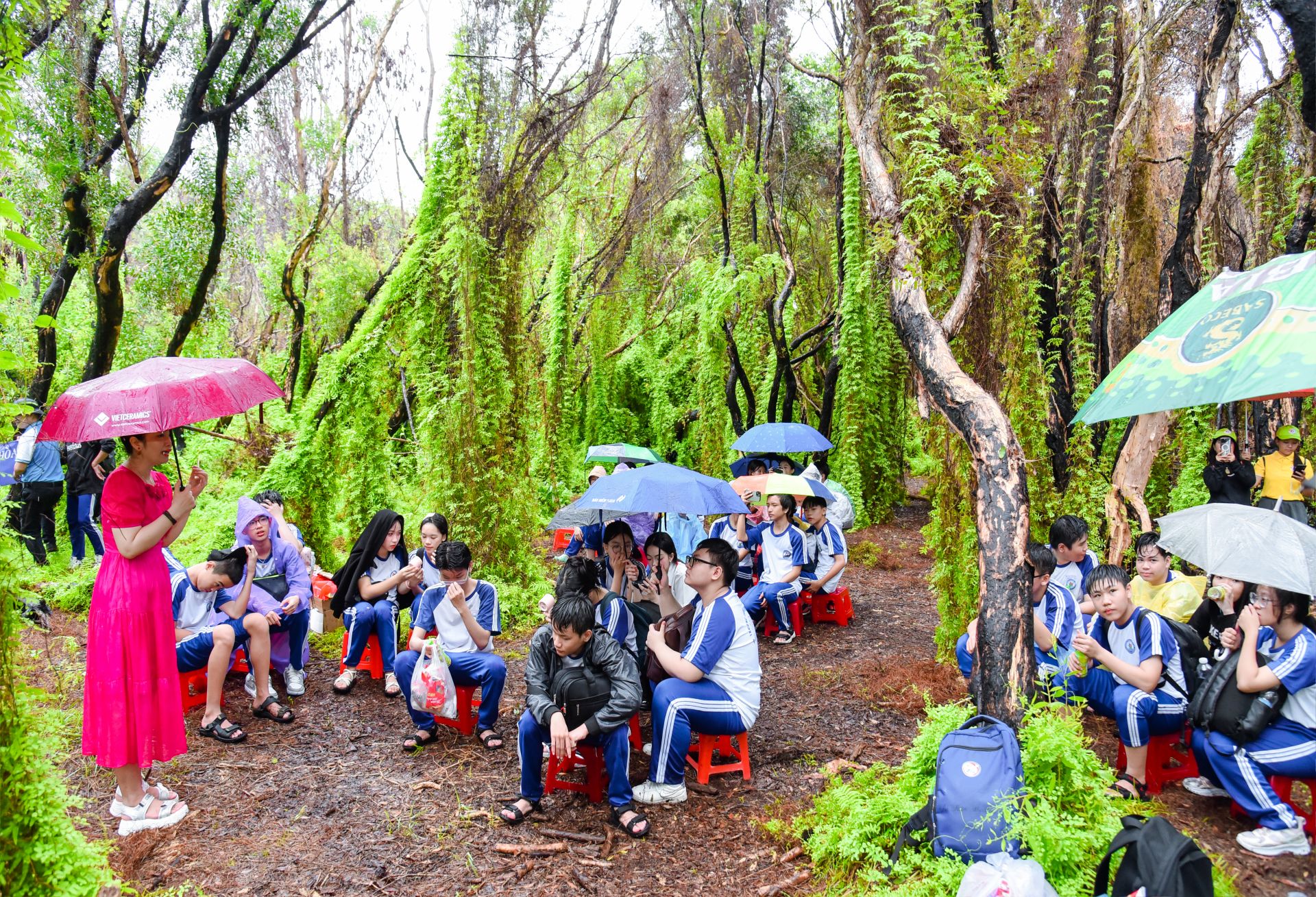 Tiết học trải nghiệm giữa thi&ecirc;n nhi&ecirc;n của c&aacute;c bạn học sinh lớp 9/5.