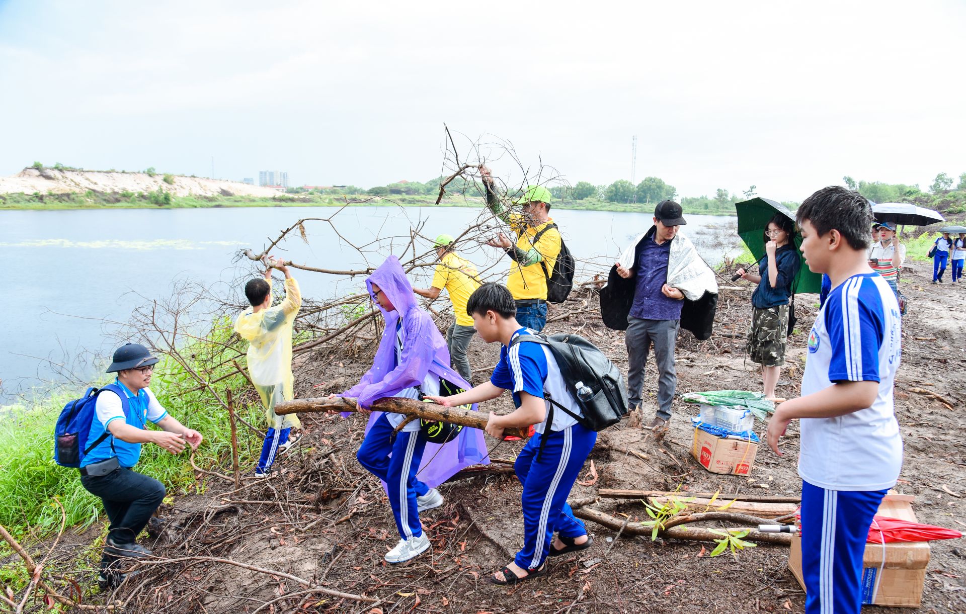 C&aacute;c bạn học sinh t&iacute;ch cực tham vệ sinh m&ocirc;i trường, l&agrave;m đẹp cảnh quan.