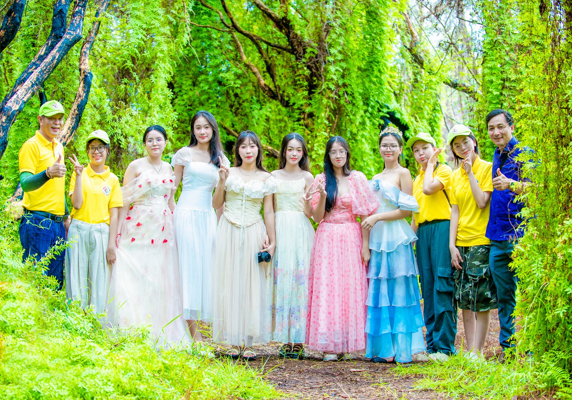 Tiết mục h&oacute;a trang c&ugrave;ng th&ocirc;ng điệp chung tay bảo vệ m&ocirc;i trường.