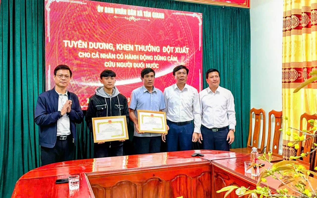 L&atilde;nh đạo x&atilde; T&acirc;n Gianh khen thưởng đột xuất đối với cha con &ocirc;ng T&igrave;nh.