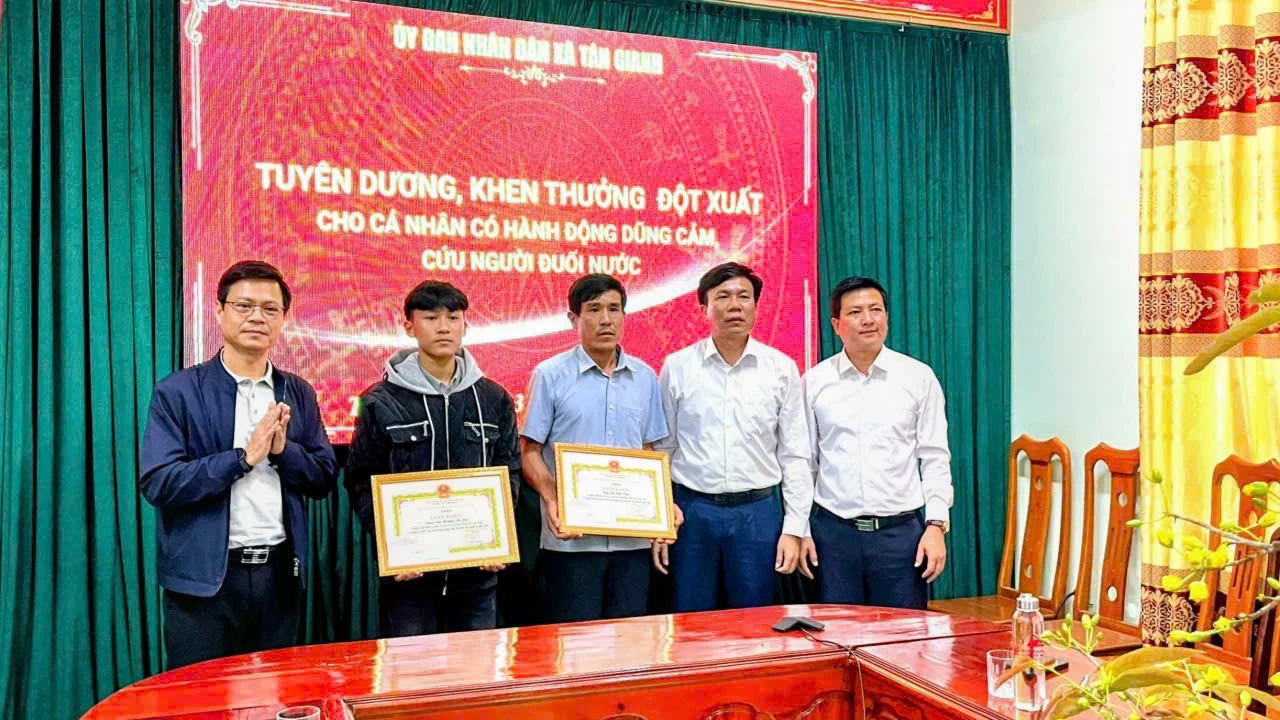 Khen thưởng học sinh dũng cảm cứu người