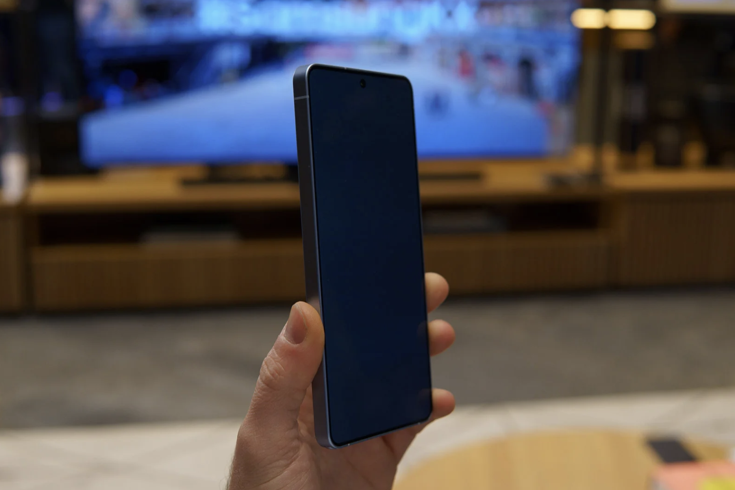 Galaxy S26 Ultra thực sự kh&aacute;c biệt lại kh&ocirc;ng nằm ở chip hay camera, m&agrave; l&agrave; c&ocirc;ng nghệ m&agrave;n h&igrave;nh bảo mật t&iacute;ch hợp.