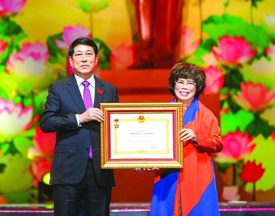 Chủ tịch nước Lương Cường trao tặng danh hiệu Anh h&ugrave;ng lao động thời kỳ đổi mới cho Tập đo&agrave;n TH.