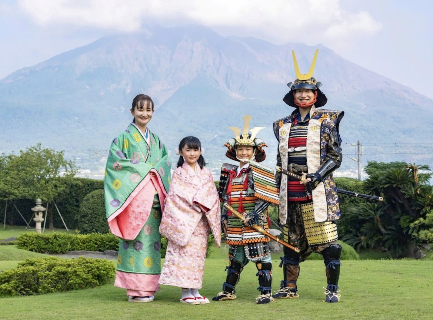 Kh&aacute;ch thăm quan chụp ảnh trải nghiệm với &aacute;o gi&aacute;p Sumurai v&agrave; Kimono.