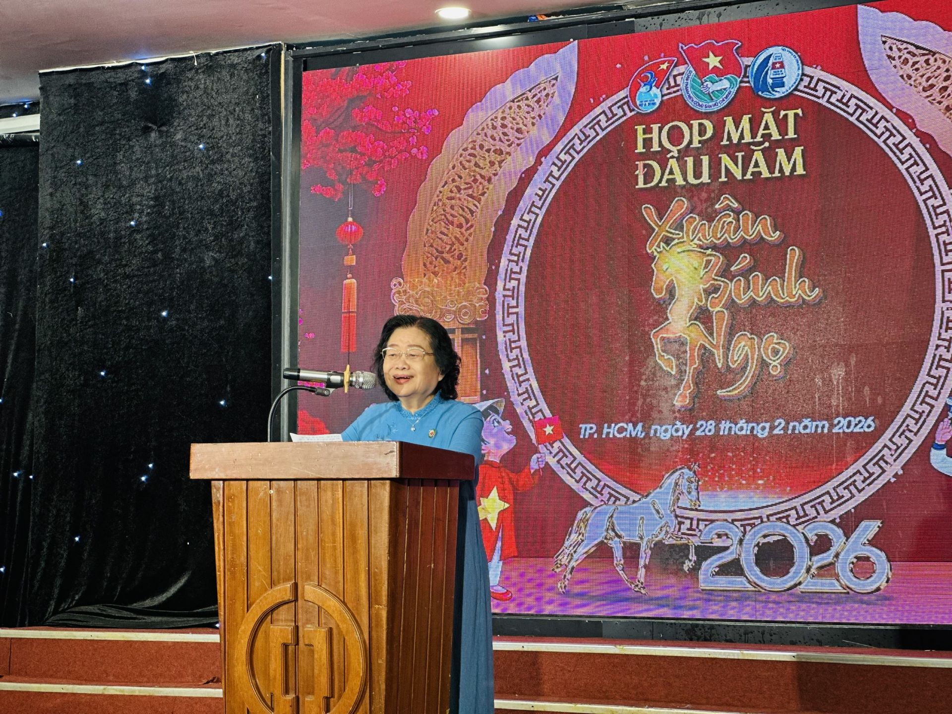 Trương Mỹ Hoa &ndash; nguy&ecirc;n Ph&oacute; Chủ tịch nước, Chủ tịch Quỹ Học bổng Vừ A D&iacute;nh, Chủ nhiệm CLB &ndash; ph&aacute;t biểu tại buổi họp mặt. 