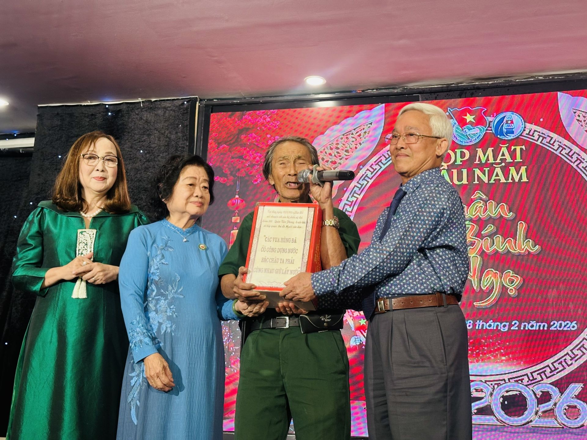 Cựu chiến binh, nhạc sĩ Đỗ Th&agrave;nh Lập trao tặng bộ sưu tập chữ k&yacute; &ldquo;H&agrave;nh tr&igrave;nh thắp s&aacute;ng t&igrave;nh y&ecirc;u biển đảo qu&ecirc; hương&rdquo; cho Ban Chủ nhiệm CLB.