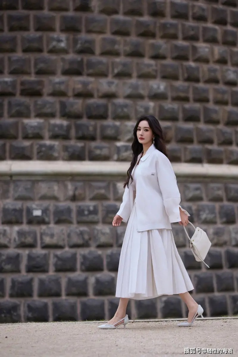 Phong c&aacute;ch dự sự kiện của Dương Mịch khi sang &Yacute;.