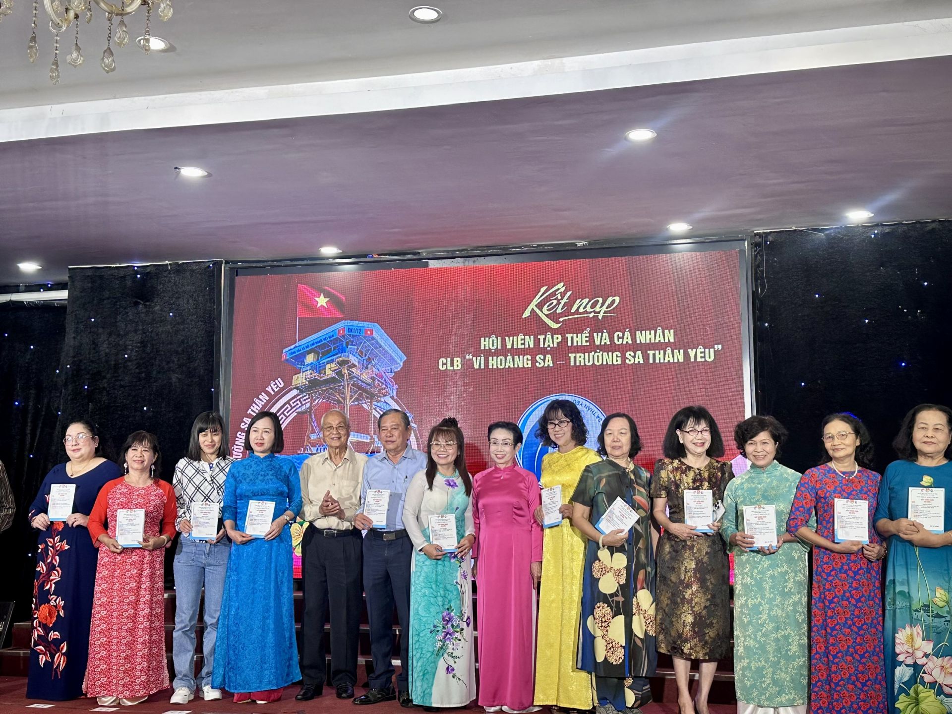 Ban Chủ nhiệm CLB trao bảng c&ocirc;ng nhận hội vi&ecirc;n tập thể cho c&aacute;c đơn vị mới gia nhập trong năm 2026.