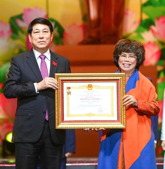 Trước hơn 2.200 đại biểu tham dự Đại hội Thi đua y&ecirc;u nước, b&agrave; Th&aacute;i Hương đ&atilde; đại diện cho tập thể TH vinh dự nhận danh hiệu Anh h&ugrave;ng Lao động do Chủ tịch nước Lương Cường trao tặng.