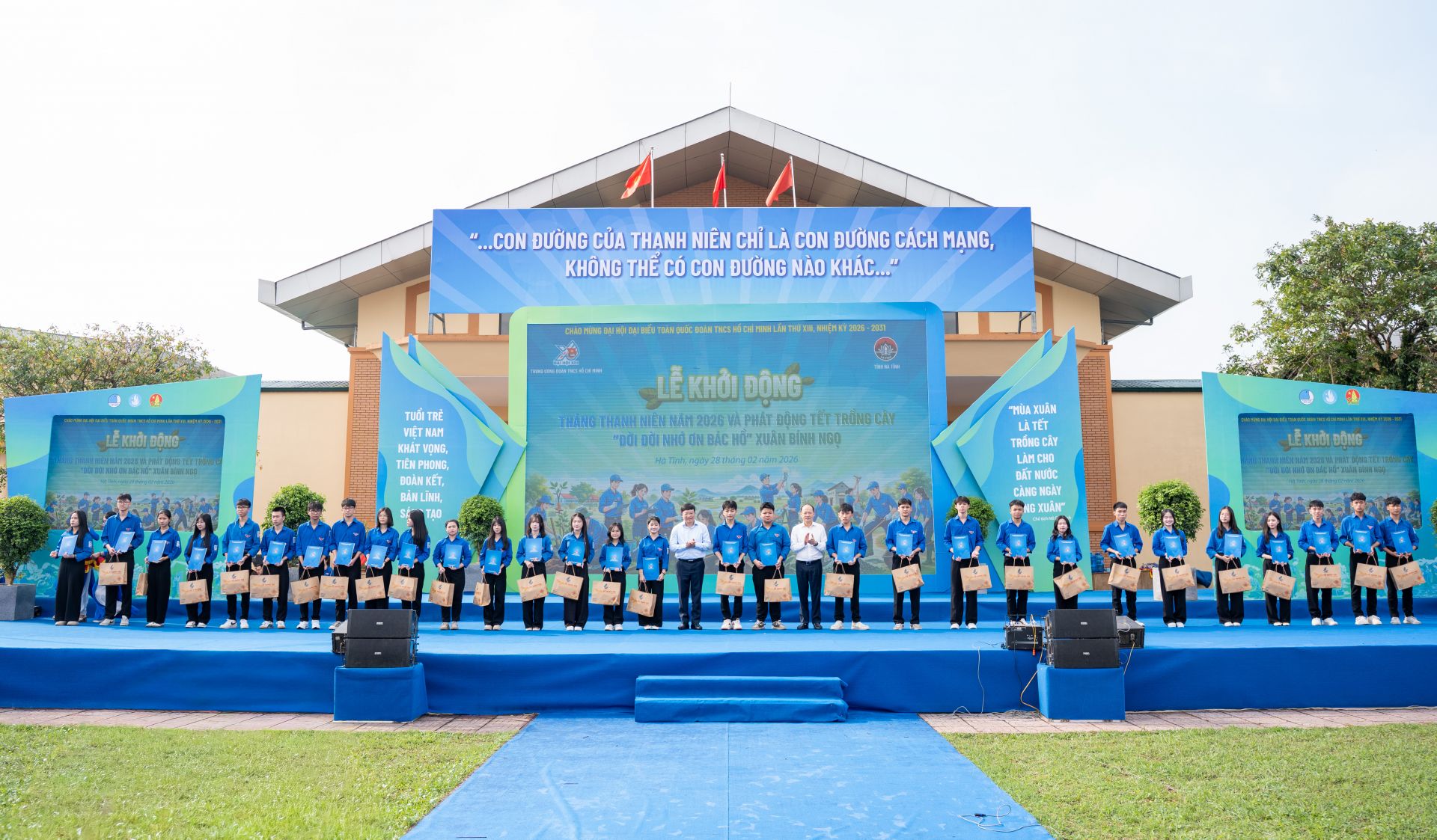 60 suất qu&agrave; cho học sinh tiểu học v&agrave; THPT c&oacute; ho&agrave;n cảnh kh&oacute; khăn vươn l&ecirc;n trong học tập tại x&atilde; Việt Tiến, H&agrave; Tĩnh