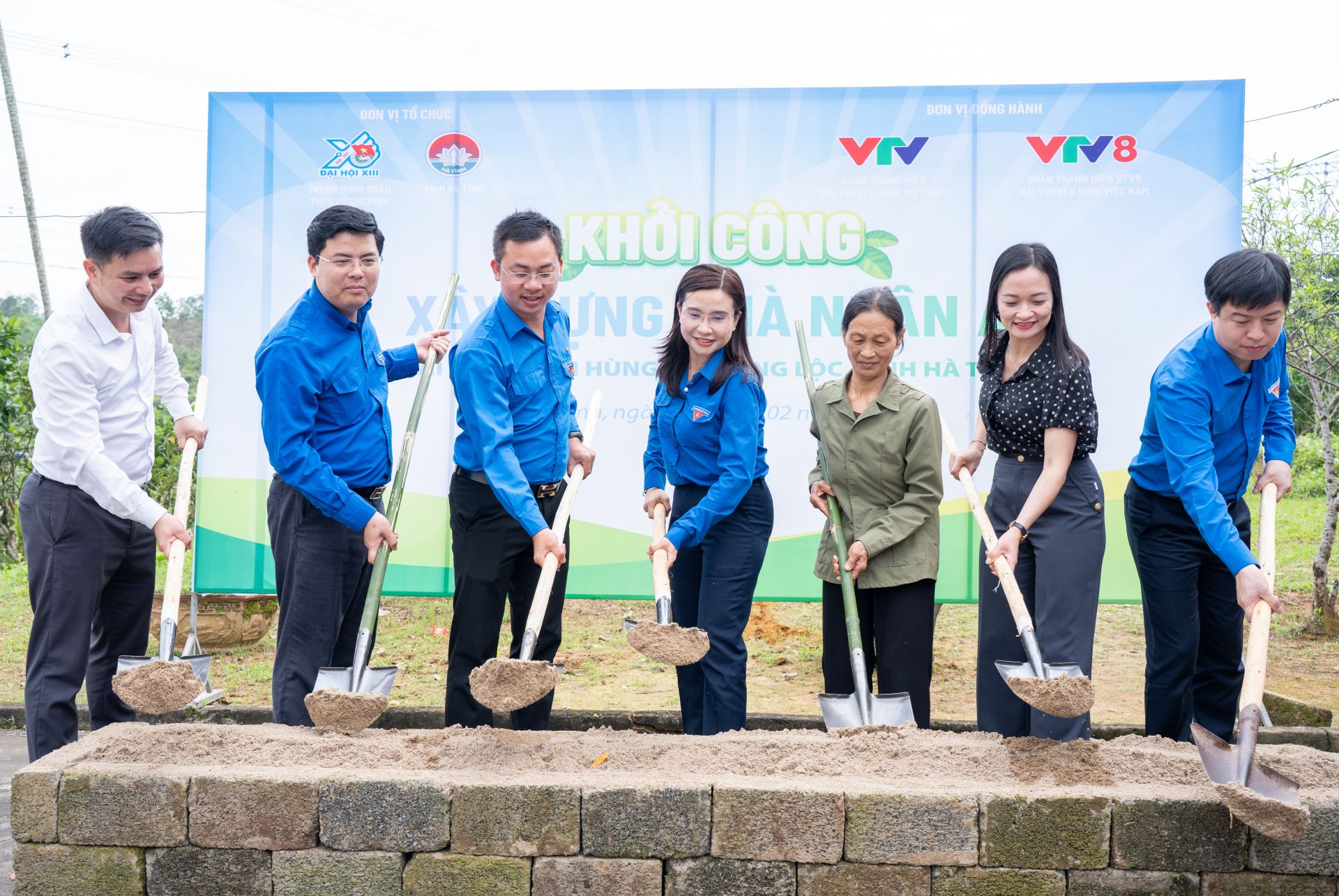 Dịp n&agrave;y, đo&agrave;n c&ocirc;ng t&aacute;c đ&atilde; khởi c&ocirc;ng v&agrave; trao biểu trưng x&acirc;y dựng 3 căn nh&agrave; nh&acirc;n &aacute;i cho gia đ&igrave;nh anh Nguyễn Trọng Thưởng (th&ocirc;n Anh H&ugrave;ng, x&atilde; Đồng Lộc), gia đ&igrave;nh anh Nguyễn Do&atilde;n Phước (th&ocirc;n Vạn Đ&ograve;, x&atilde; Thạch H&agrave;) v&agrave; gia đ&igrave;nh b&agrave; Phạm Thị Kỷ (x&atilde; To&agrave;n Lưu) với tổng kinh ph&iacute; 160 triệu đồng.